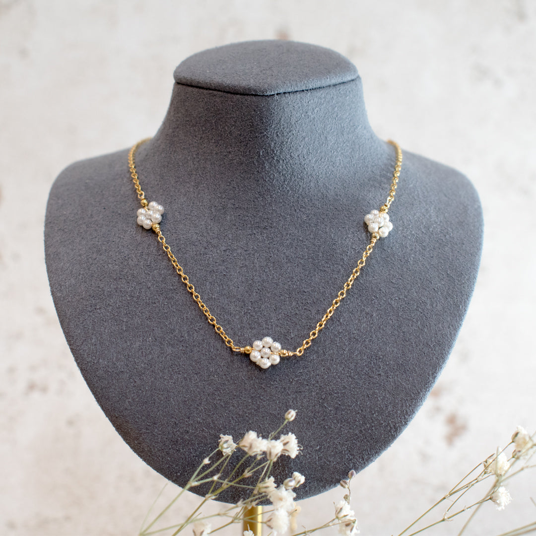 Collar tres flores perlas